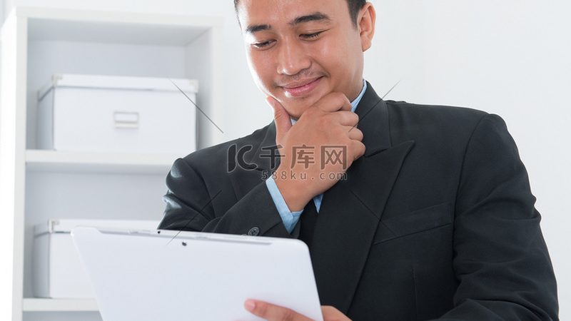 Shopify与亚马逊：电商平台的不同之路
